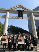 ヒット祈願をするRGとマネージャー陣。