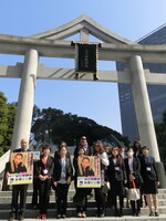 ヒット祈願をするRGとマネージャー陣。