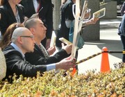 MXテレビで映り込み位置を必死に調整するRGとマネージャー。