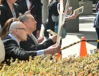 MXテレビで映り込み位置を必死に調整するRGとマネージャー。