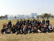 「参加者全員が東京吉本のマネージャーになりきってRGと一緒にDVDをプロモーションしてまわるミステリーバスツアー」でレイザーラモンRGを囲む43人のマネージャー。