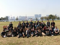 「参加者全員が東京吉本のマネージャーになりきってRGと一緒にDVDをプロモーションしてまわるミステリーバスツアー」でレイザーラモンRGを囲む43人のマネージャー。