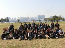 「参加者全員が東京吉本のマネージャーになりきってRGと一緒にDVDをプロモーションしてまわるミステリーバスツアー」でレイザーラモンRGを囲む43人のマネージャー。