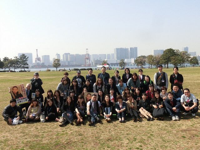 「参加者全員が東京吉本のマネージャーになりきってRGと一緒にDVDをプロモーションしてまわるミステリーバスツアー」でレイザーラモンRGを囲む43人のマネージャー。