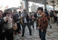 ルミネ前に現れたソラシド水口。