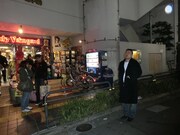 ヴィレッジヴァンガード下北沢店にて、長澤まさみを待つ森山未來風にたたずむRG。