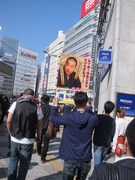 タワーレコード池袋店に向かうRGとマネージャーたち。