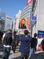 タワーレコード池袋店に向かうRGとマネージャーたち。