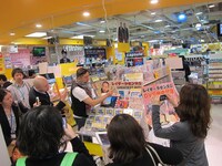 タワーレコード新宿店の様子をカメラにおさめたり、チラシを配ったりするマネージャーたち。