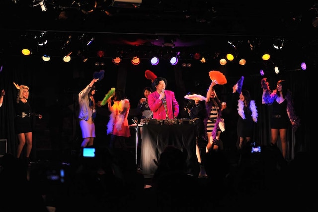 東京・下北沢GARDENにて行われたレイザーラモンRGの初DVD発売記念ライブ「ジュリアルTOKYO ～クラブであるある流すからボディコンワンレンでおいでよ」の様子。