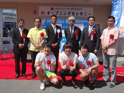 沖縄県宜野湾市の「ぎのわんゆいマルシェ」内に、沖縄国際映画祭オフィシャルアンテナショップがオープン。そのオープン記念セレモニーに登場した（前列右から）佐久間一行、チーモンチョーチュウら。
