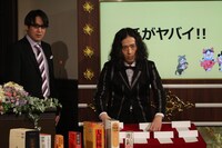 「知られざる国語辞書の世界」に出演するピース又吉（中央）と、米粒写経・サンキュータツオ（左）。(c)BSジャパン