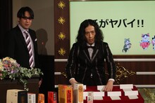 「知られざる国語辞書の世界」に出演するピース又吉（中央）と、米粒写経・サンキュータツオ（左）。(c)BSジャパン