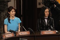 （左から）小島慶子、ピース又吉。(c)BSジャパン