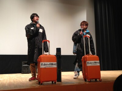 映画PR旅真っ最中のオンリー2は、キャンペーン用の旅グッズ持参で登場。