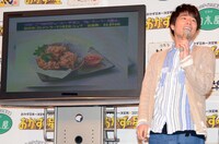 コンテストで10位に入賞した自身考案のレシピ「ごつかりジューシーチキン フルーティーソース添え」について解説する淳。