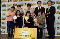 「おかず日本一決定戦『おかずの星 2012』授与式」に登場したロンドンブーツ1号2号・田村淳（後列中央）、ハリセンボン（後列左）、受賞者達（前列）、株式会社モンテローザの社員（後列右）。