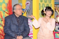 荒俣宏（左）と嗣永桃子（右）。