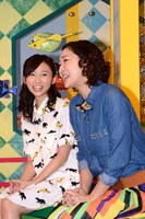 吉木りさ（左）と北陽・虻川（右）。