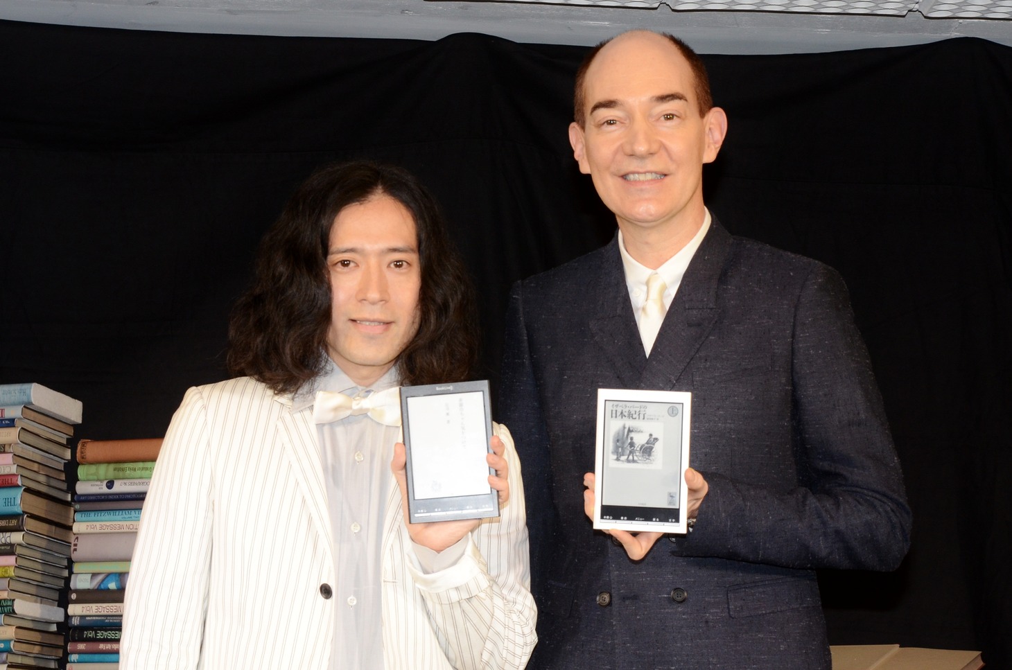 電子書籍専用端末「BookLive！Reader Lideo（リディオ）」のトークイベントに登場したピース又吉（左）と、日本文学者のロバート・キャンベル（右）。