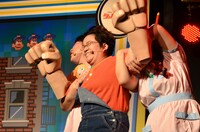 悪役キャラ・ラルフとしてステージに乱入したハリセンボン春菜（中央）。