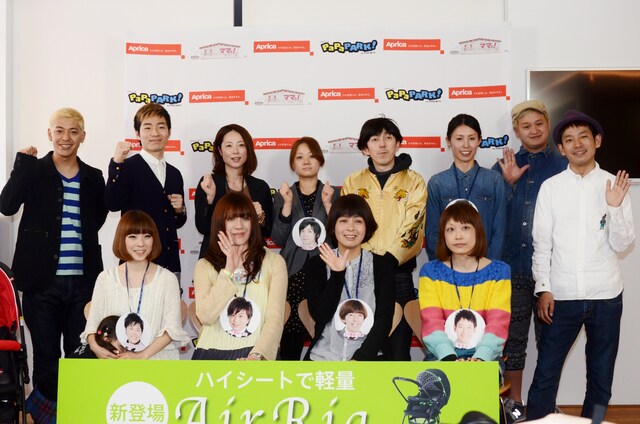 Ustream番組「お試ししてみたっ！」に登場した芸人達と、芸人達の妻からなる「ヨメディアンズ」。配信には出演しなかった2丁拳銃・小堀（右から4人目）も姿を見せた。