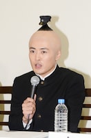 永沢君役の劇団ひとり。「永沢君は中学生らしからぬ大人びた発言やシニカルなところがある一方、ときには中学生らしいかわいい悩みがあって、そこのバランス感覚が非常に魅力的」と役柄について説明した。