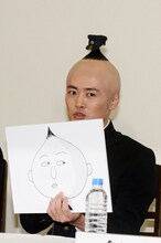 さくらももこの原作マンガ「永沢君」の実写ドラマで主人公の永沢君役を演じる劇団ひとり。