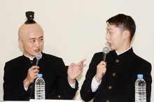 劇団ひとり（左）と、はんにゃ金田（右）。金田は「永沢君がイッちゃってる目をする。こっちが笑うのを耐えるのが必死」と撮影中のエピソードを語った。