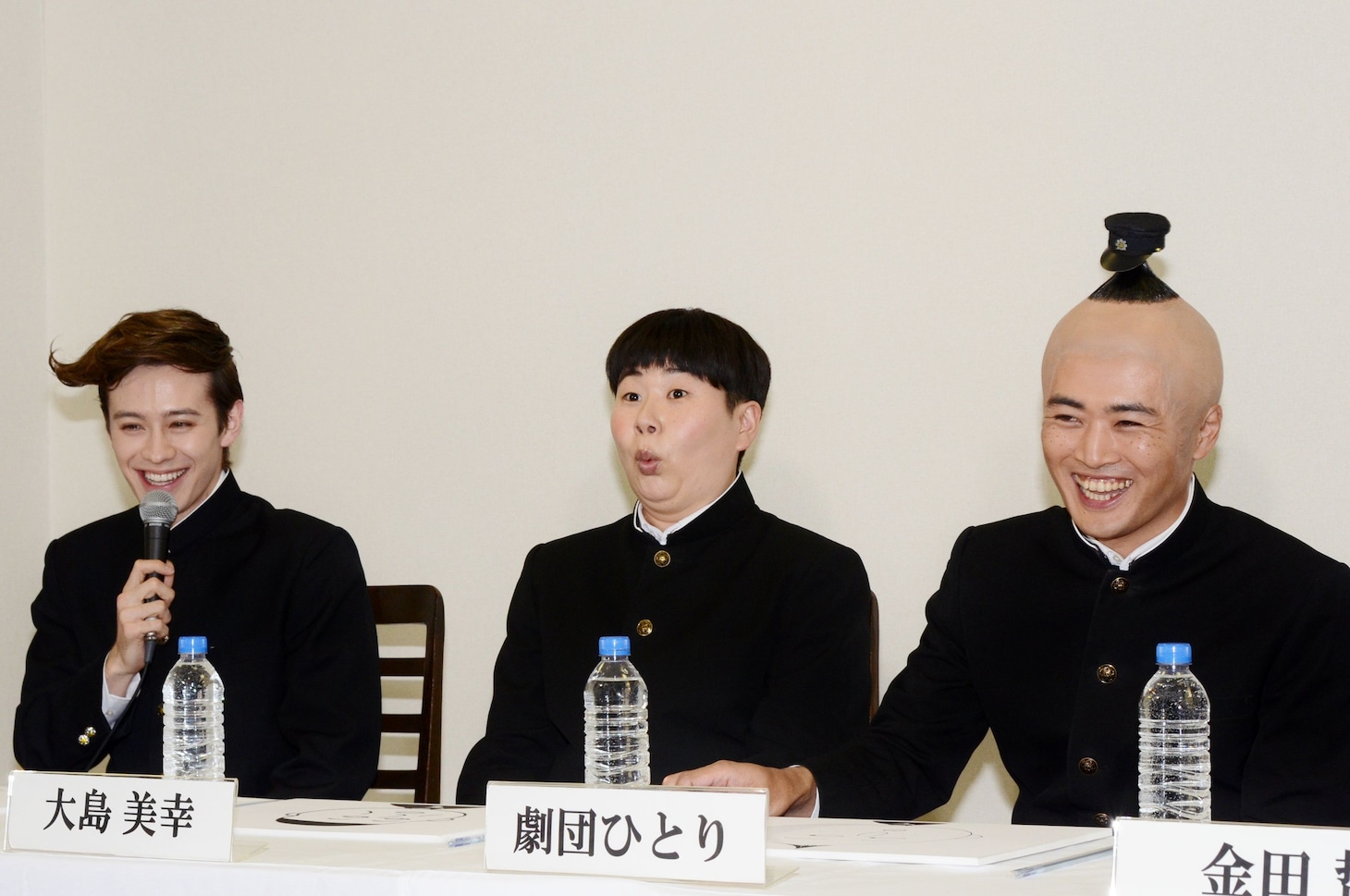 会見の様子。