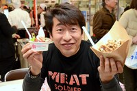 グルメイベント「寺門ジモンのフードパーク マジ！ウマすぎ!! 夢の特選グルメ大集合！」を開催中の寺門ジモン。写真右は富士金華豚サンド（800円）。左は軽井沢グーギーズベリーヨーグルト（500円）。