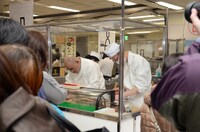 大行列となっていた寿司店「あら輝」。