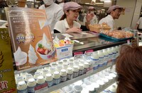 グルメイベント「寺門ジモンのフードパーク マジ！ウマすぎ!! 夢の特選グルメ大集合！」の様子。