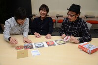 観音開きのDVDケースを開けて興奮する3人。