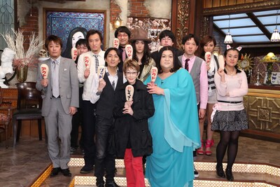 4月からのレギュラー化が決まった「アウト×デラックス」に出演する、ナインティナイン矢部（中央左）、マツコ・デラックス（中央右）と「アウト軍団」のメンバー。(c)フジテレビ