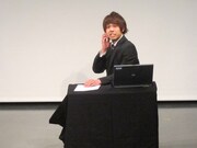 会社の同僚・和田に電話をする金井。しかし電車に乗っていて折り返すという。