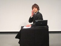 会社の同僚・和田に電話をする金井。しかし電車に乗っていて折り返すという。