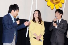 オードリー若林（左）のそば打ちの話に興味を示す中谷美紀（中央）と堺雅人（右）。