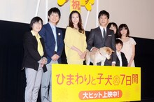 映画「ひまわりと子犬の7日間」の初日舞台挨拶に登壇した（左から）平松恵美子監督、オードリー若林、中谷美紀、堺雅人、吉行和子、藤本哉汰、近藤里沙と、犬のイチ（中央）。