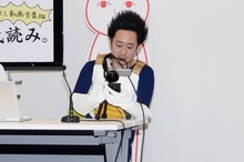 R藤本はグローブをはめたままスマホを操作し「地球の素材とは違うんだ！」とサイヤ人としての誇りを覗かせる。