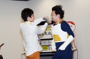 西村ヒロチョ（左）にハリセンで顔を叩かれるR藤本（右）。