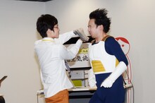 西村ヒロチョ（左）にハリセンで顔を叩かれるR藤本（右）。