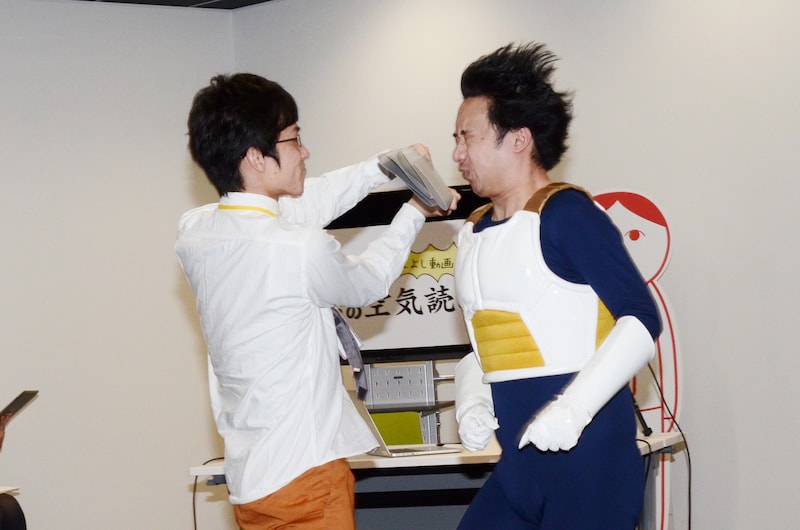 西村ヒロチョ（左）にハリセンで顔を叩かれるR藤本（右）。