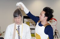 よしよし動画の生番組「生の空気読み。」でパンストを頭からかぶる西村ヒロチョ（左）と、引っ張り上げるR藤本（右）。
