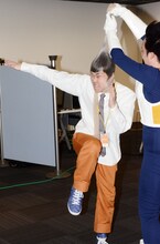 ストッキングをかぶったままロマンティックなポーズを取る西村ヒロチョ。