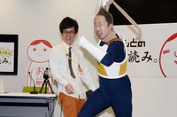 ストッキングをかぶったまま激走するR藤本（右）と、西村ヒロチョ（左）。