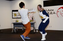 ストッキングをかぶったまま激走するR藤本（右）をハリセンで叩く西村ヒロチョ（左）。