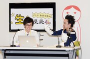 誕生日プレゼントに劇場版「ドラゴンボール」最新作のチケットを手渡され、ご満悦のR藤本（右）。