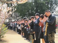 北野天満宮でDVDヒット祈願をするRGと43名のマネージャーという団体芸ショット。