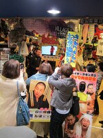 ヴィレッジヴァンガード新京極店でPRするRGとその模様を記録におさめるマネージャーたち。